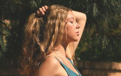 Doit-on protéger ses cheveux du soleil ?