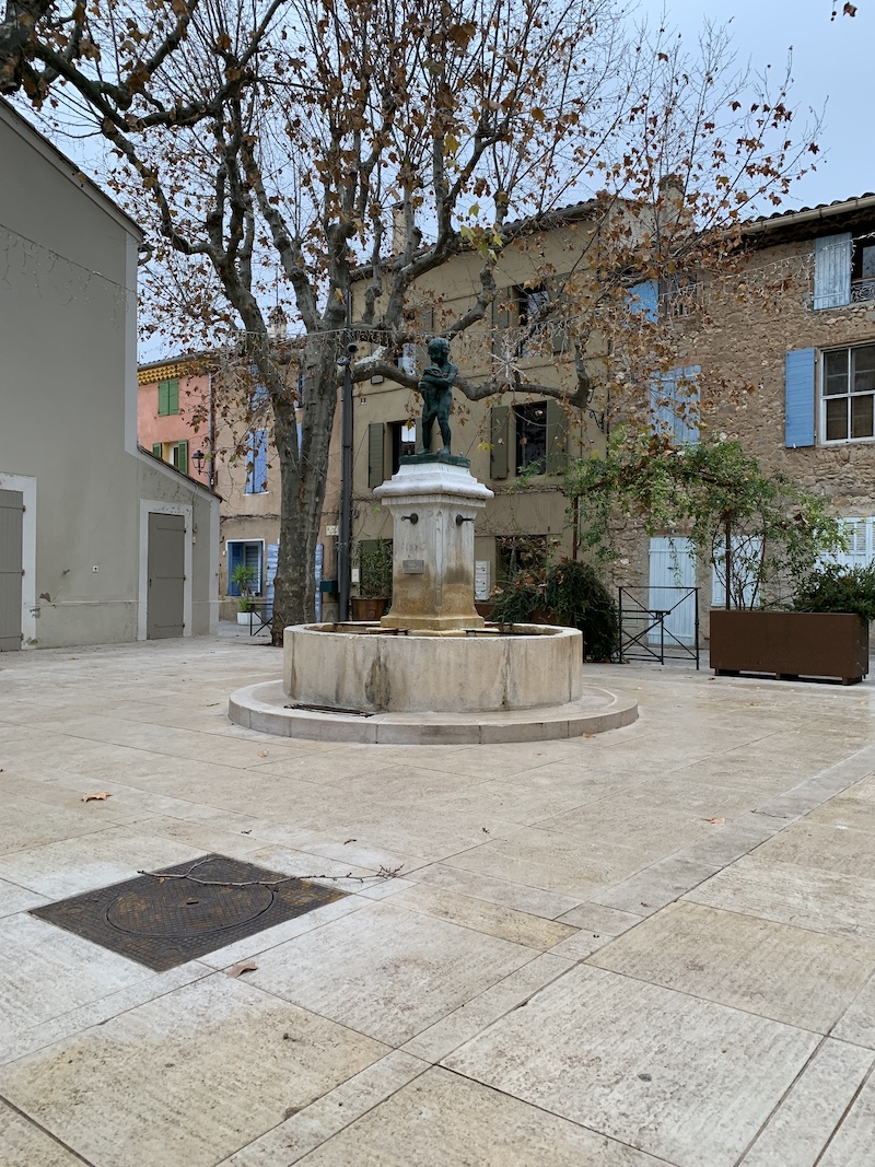Fontaine de la place du village de Puyloubier