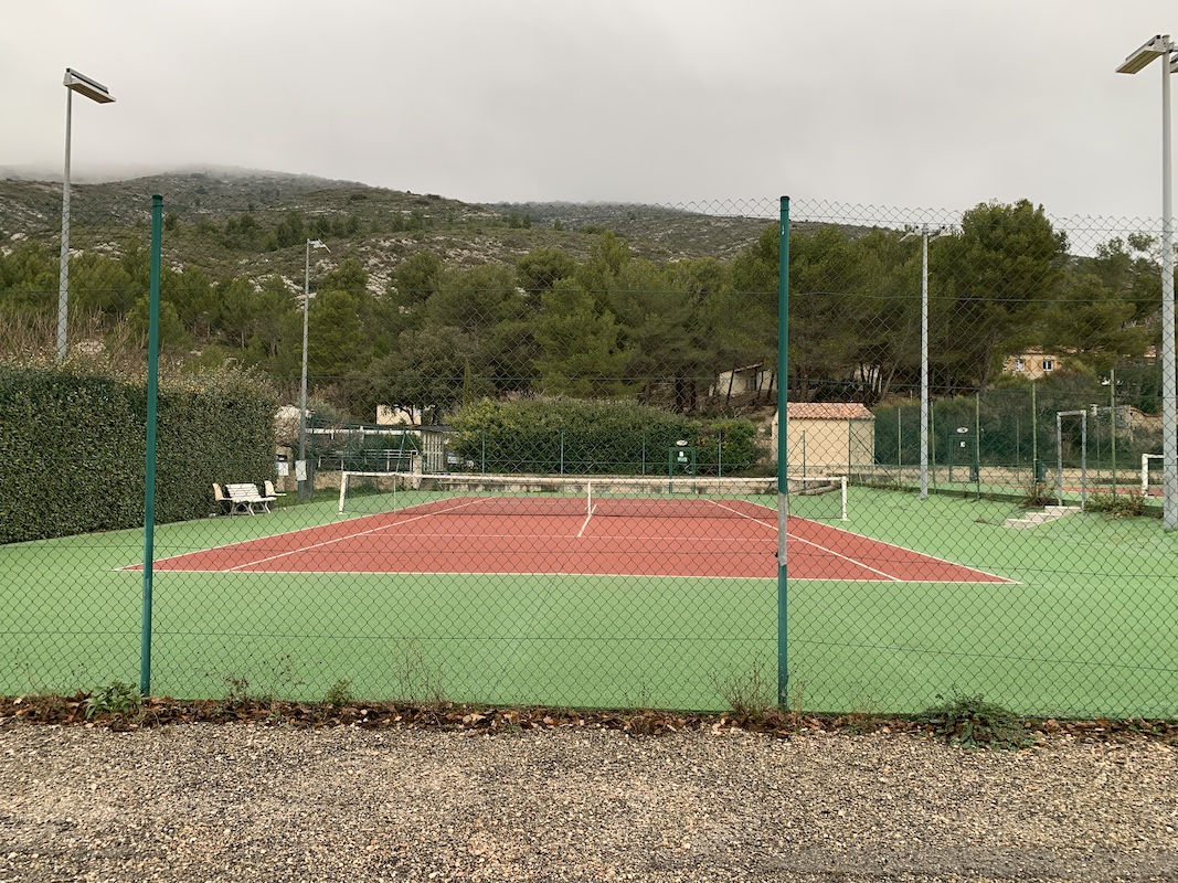 terrain de tennis de puyloubier