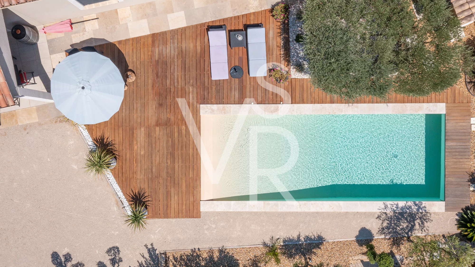Dégradé de couleur piscine rectangulaire moderne avec plage immergée