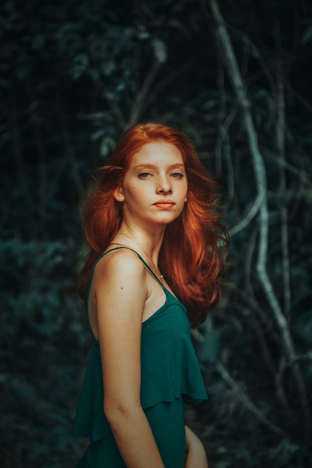 photo de femme avec une colorimétrie de type automne 