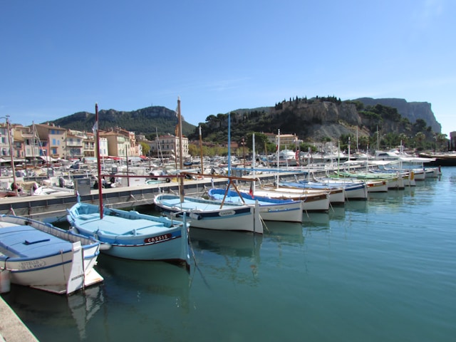 barques marseillaises amarées au port de Cassis