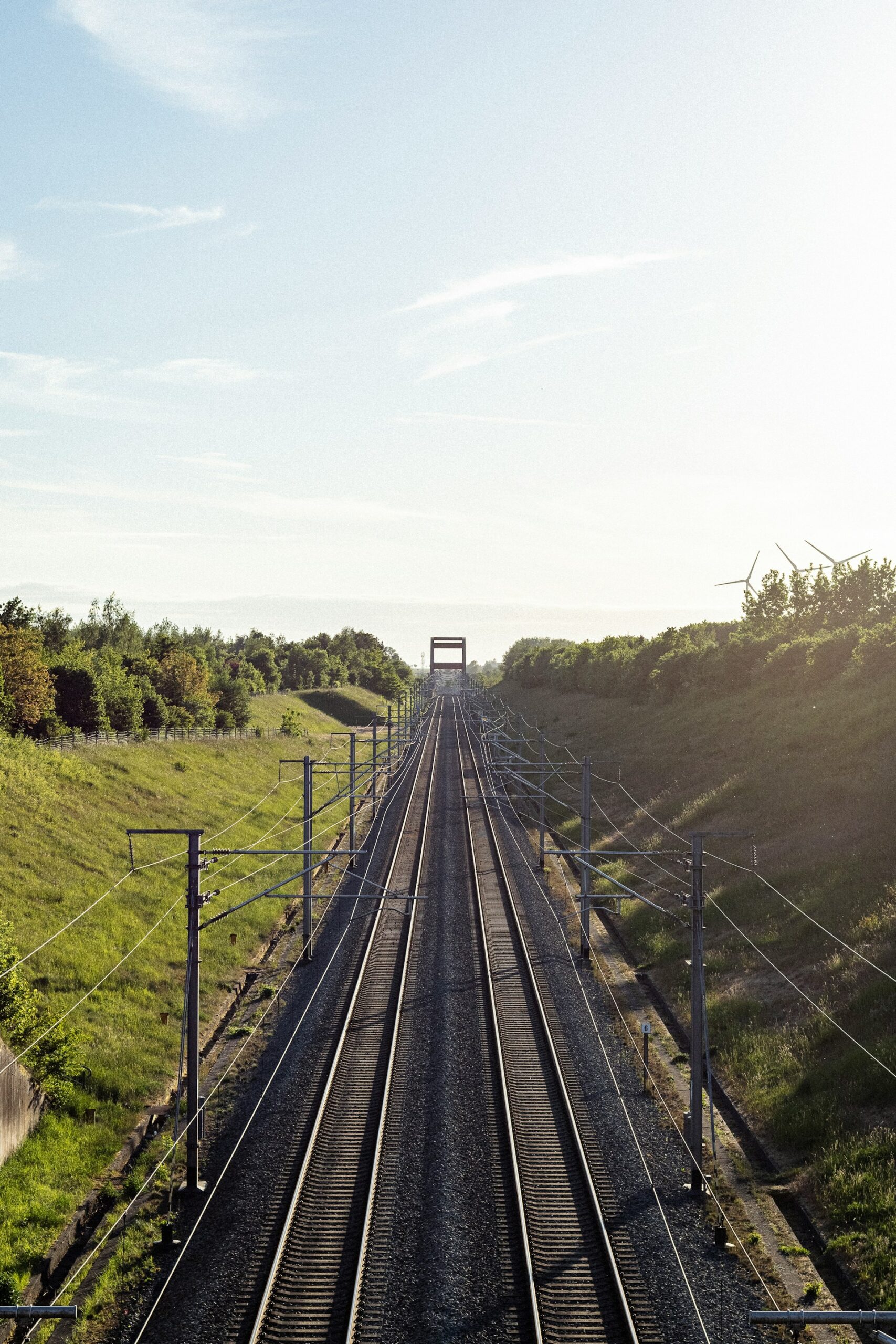 exemple de merlon de terre réalisé pour atténuer le bruit d'une voie de train 