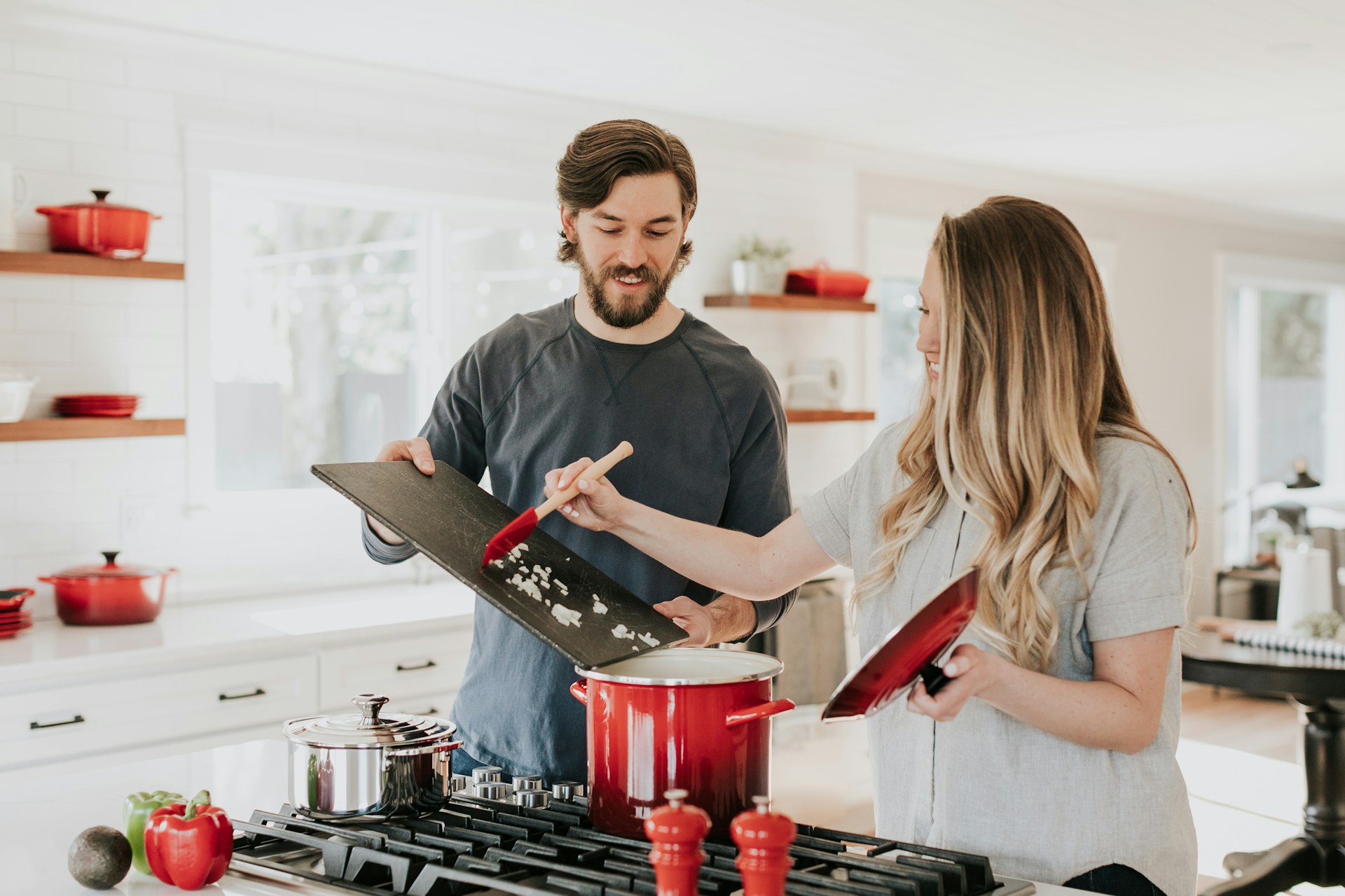 activité à faire en couple à la maison : cuisiner