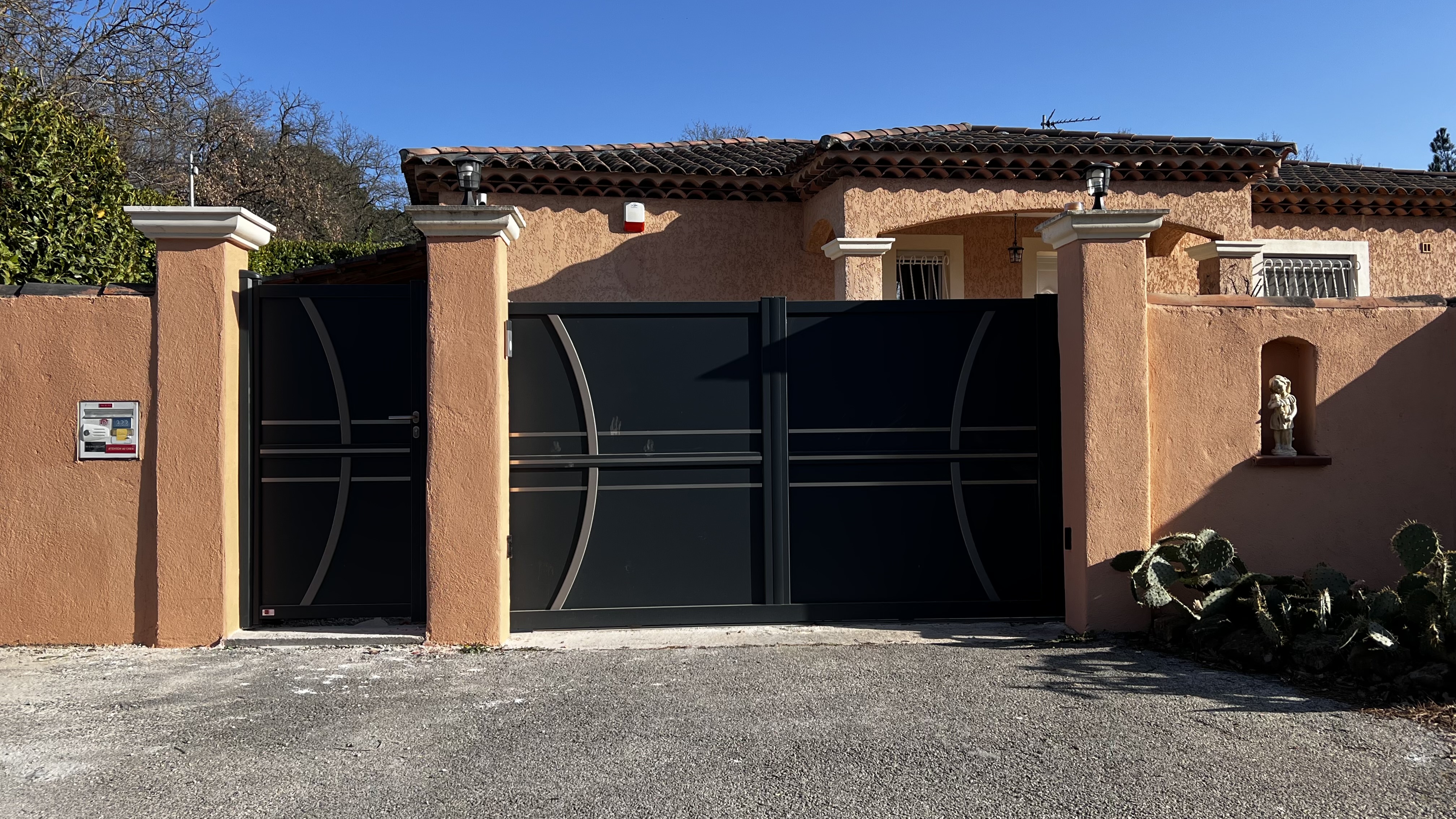 installation de portail avec automatisme dans le var par eurl di ioro